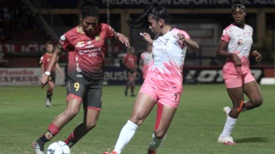 Nayely Bolaños, de Deportivo Cuenca, maneja una pelota en la final ante Ñañas, en el Alejandro Serrano Aguilar, el 11 de septiembre 2021.