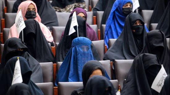 Mujeres afganas escuchan a un líder talibán en una universidad de Kabul, el 11 de septiembre de 2021.