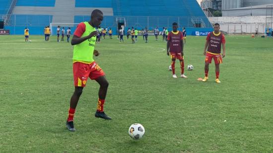 Jugadores de Aucas hacen trabajos de calentamiento antes del partido ante Delfín, en Manta, el 11 de septiembre de 2021.