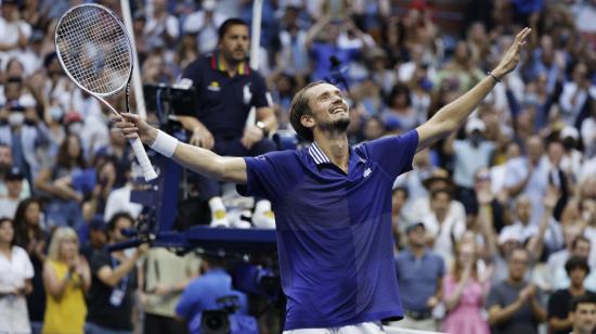 Daniil Medvedev festeja tras ganar la final del US Open, en Nueva York, el 12 de septiembre de 2021.