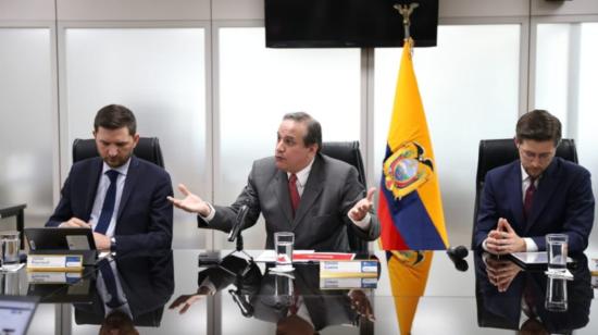 El representante del FMI en Ecuador, Julien Reynaud, el ministro de Finanzas, Simón Cueva, y el gerente del Banco Central, Guillermo Avellán, durante una rueda de prensa el 8 de septiembre de 2021. 