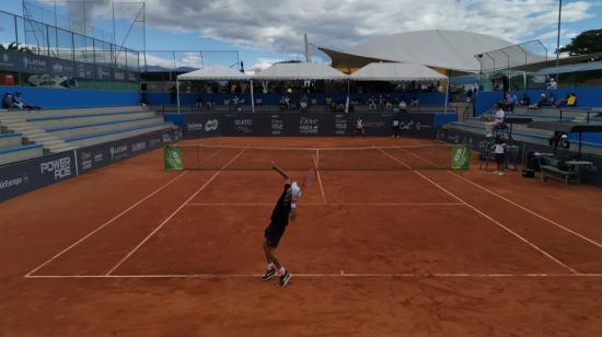 Diego Hidalgo saca en el partido ante Roberto Quiroz, en el Challenger de Quito, el 13 de septiembre de 2021.