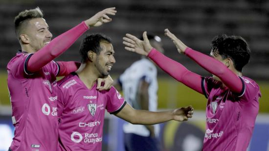 Los futbolistas de Independiente del Valle se abrazan después de un gol ante Universidad Católica, en Quito, el 13 de septiembre de 2021.