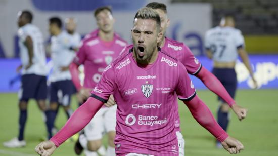 Jonathan Bauman, de Independiente, celebra su gol ante Católica, en Quito, el 13 de septiembre de 2021.