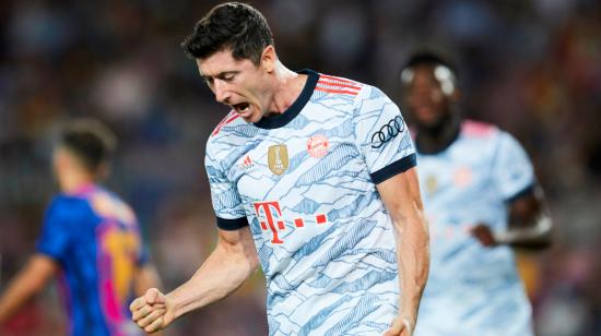 El delantero polaco del Bayern Múnich Robert Lewandowski celebra un gol ante el FC Barcelona, durante el partido de la fase de grupos de la Champions League, el martes 14 de septiembre de 2021.