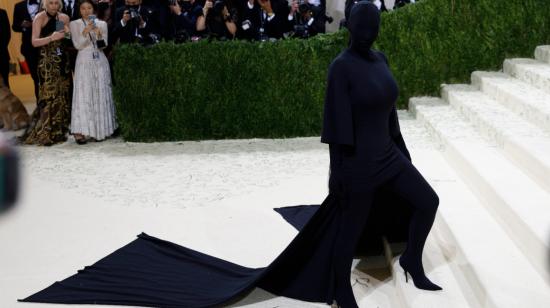 Kim Kardashian posa sobre la alfombra roja en el Met Gala 2021. 