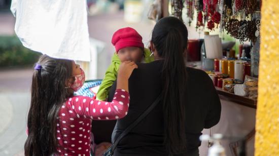 Una mujer con dos niños en Loja, el 14 de abril de 2021. 