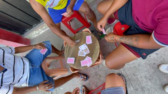 Moradores del barrio San José de Manta, juegan a "la mona" en la esquina de un lugar llamado '7 puñaladas' que le pusieron ese apodo después de un crimen en los años 70. Manta, 15 de septiembre de 2021.