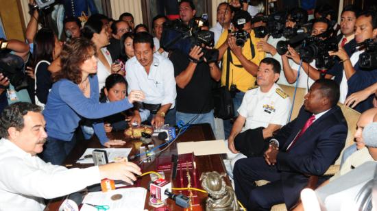 Roberto Cuero Medina (der.) es el único que ha durado años en la Gobernación de Guayas. Foto del 24 de noviembre de 2010.