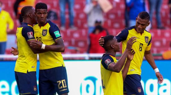 Jugadores de la selección ecuatoriana, durante el partido ante Paraguay, el 2 de septiembre de 2021, en el Estadio Rodrigo Paz Delgado, en Quito. 