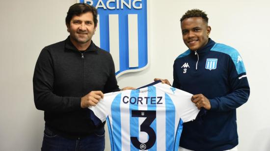 Gustavo Cortez posa con su camiseta junto a Rubén Capria, manager de Racing, el 16 de septiembre de 2021.