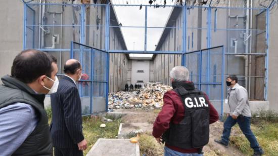 Autoridades del SNAI recorren las instalaciones de la Cárcel de Latacunga, el 16 de septiembre de 2021.