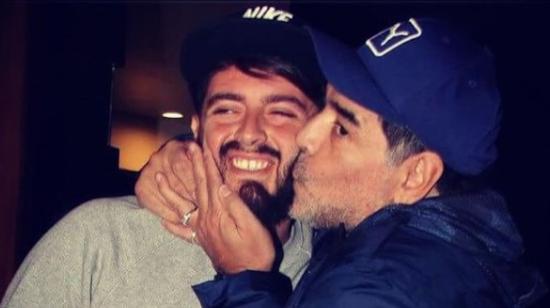 Diego Maradona besando a su hijo, Diego Armando Jr. 