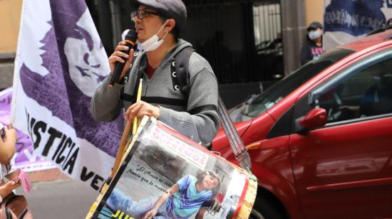 Vladimir Cosíos, padre de la niña Valentina Cosíos, durante un plantón exigiendo justicia por su muerte, en julio de 2021.