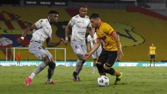 Emmanuel Martínez, de Barcelona, intenta dominar una pelota en el partido ante Deportivo Cuenca, en Guayaquil, el 17 de septiembre de 2021.