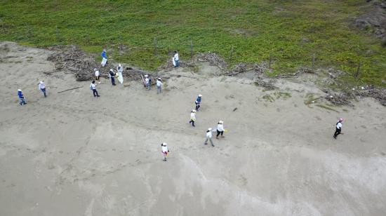 Vista aérea de los voluntarios recolectando basura en Villamil Playas, el 18 de septiembre de 2021.