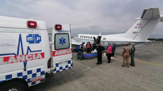 Una ambulancia del Ministerio de Salud espera a un paciente que fue trasladado en una avioneta en febrero de 2021.