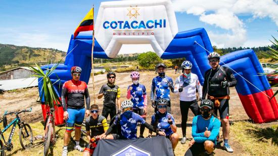 Ciclistas durante las fiestas culturales de Cotacachi, el 27 de septiembre de 2020. 