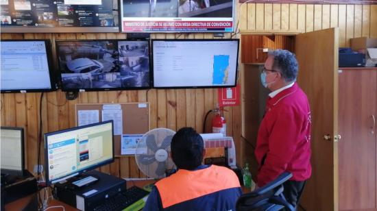 Un delegado presidencial asiste a Centro de Alerta Temprana para monitorear sismo de mediana intensidad en las regiones centro y sur de Chile.