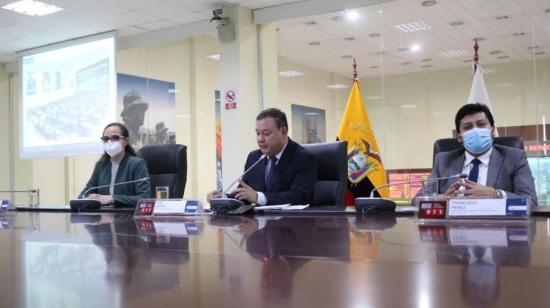 María Brown, ministra de Educación; Juan Zapata, presidente del COE Nacional y Francisco Pérez, subsecretario Nacional de Vigilancia de Salud Pública, durante una rueda de prensa el 21 de septiembre de 2021.