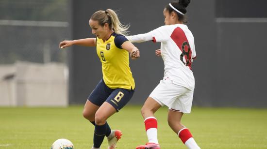 Martina Aguirre, de Ecuador, maneja una pelota en el partido amistoso ante Perú, en Quito, el 21 de septiembre de 2021.