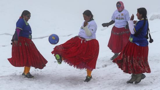 Varias mujeres aimaras, conocidas como las cholitas escaladoras 'Bolivia Climbing', juegan fútbol a 5.000 metros de altitud el 15 de septiembre de 2021, en el nevado Huayna Potosí, en Milluni (Bolivia).