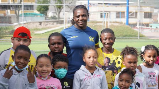 Vanessa Chalá, con los chicos y chicas de su escuela de Judo en Azaya, Ibarra, el 15 de septiembre de 2021. 