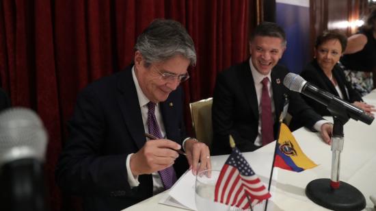 El presidente Guillermo Lasso y Michel Doukeris, director ejecutivo de Anheuser Busch InBev, en Nueva York, el 21 de septiembre de 2021. 