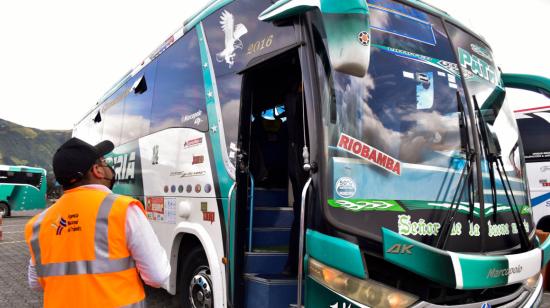 Un funcionario de la ANT durante un operativo en el terminal terrestre de Riobamba, el 3 de agosto de 2021.