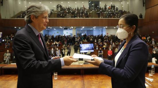 El presidente Guillermo Lasso entrega a la presidenta de la Asamblea, Guadalupe Llori, su proyecto de Ley de Creación de Oportunidades, el 24 de septeimbre de 2021.