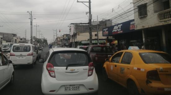 Autos detenidos en una de las intersecciones de la calle Portete, en Guayaquil, el 24 de septiembre de 2021. 