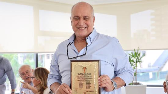 Jorge Delgado recibe una placa por parte de la Federación Ecuatoriana de Natación, en Guayaquil, el 10 de septiembre de 2021.