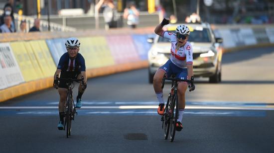 Zoe Backstedt (der) en la línea de meta durante el Mundial de Ciclismo en Flandes, Bélgica, el 25 de septiembre de 2021 