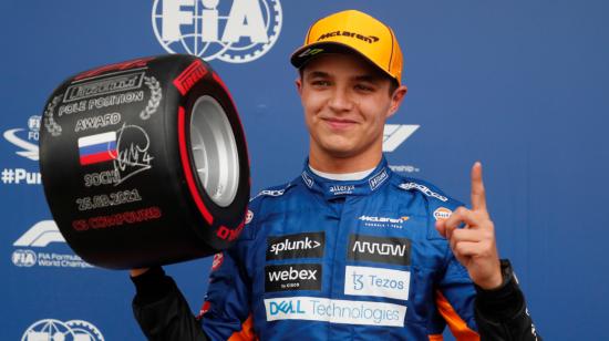 Lando Norris, con el premio de la 'pole position', en Sochi, el 25 de septiembre de 2021. 