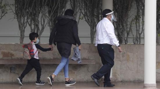 Un niño junto a su madre el 15 de septiembre en Lima, Perú.