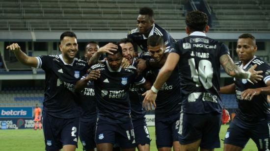 Los jugadores de Emelec festejan el primer gol frente a Universidad Católica, el domingo 26 de septiembre de 2021 por el torneo local.