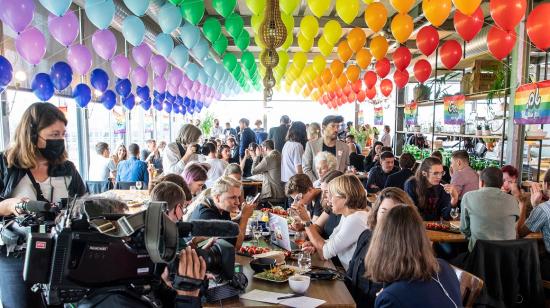 Manifestantes a favor del matrimonio igualitario en Suiza se reúnen en un restaurante luego de una consulta ciudadana, el 26 de septiembre de 2021.