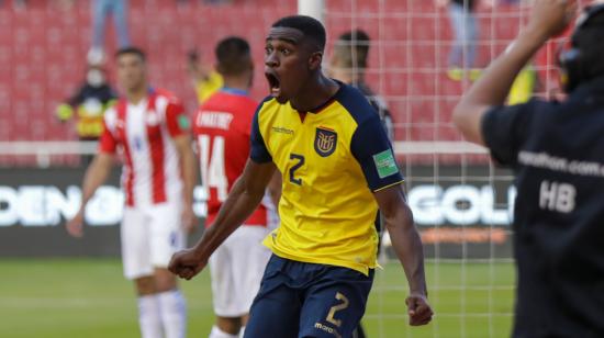 Félix Torres, celebrando el gol de Ecuador ante Paraguay, el 2 de septiembre en el Estadio Rodrigo Paz Delgado, en Quito. 