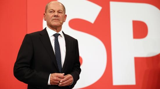 Olaf Scholz, candidato a canciller de los socialdemócratas alemanes (SPD), reacciona a los resultados iniciales en la sede del SPD durante el evento electoral en Berlín, Alemania, el 26 de septiembre de 2021.