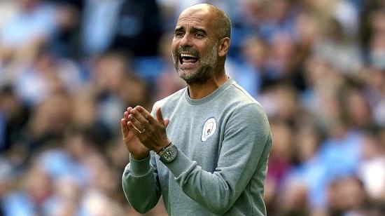 Pep Guardiola da indicaciones en un partido del Manchester City por la Premier League, el 18 de septiembre de 2021.