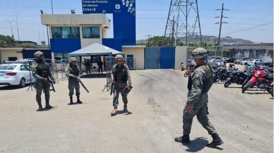 Miembros de las Fuerzas Armadas custodian los exteriores de la cárcel regional de Guayaquil el 28 de septiembre de 2021.