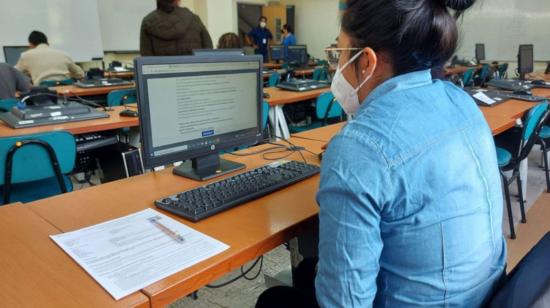 Una estudiante rinde el examen de acceso a la universidad, el 26 de agosto de 2021 en Quito.