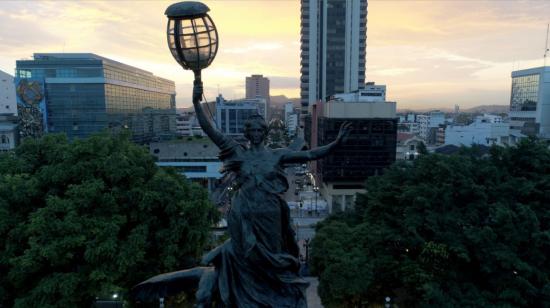 Parque Centenario, en el centro de Guayaquil, es uno de los sitios emblemáticos de la ciudad.