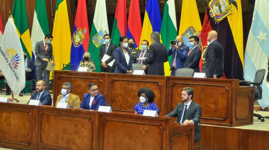 El presidente Guillermo Lasso entrega a la presidenta de la Asamblea, Guadalupe Llori, su proyecto de Ley de Creación de Oportunidades, el 24 de septiembre de 2021.