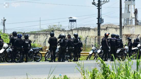 Policías observan los exterior de la Penitenciaría del Litoral, en Guayaquil, el 28 de septiembre de 2021.