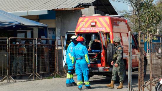 Bomberos acuden al Centro de Privación de Libertad Número 1 donde hubo un motín. Guayaquil, 28 de septiembre de 2021.