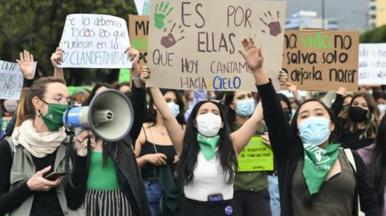 Mujeres marchan a favor del aborto seguro, el 28 de septiembre de 2021 en Quito.