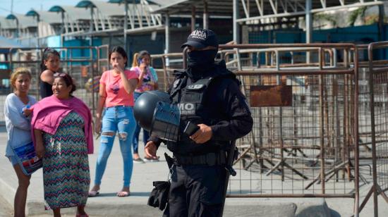 Familiares de presos piden información en la entrada del Centro de Privación de Libertad Número 1, tras presentarse un motín. Guayaquil, 28 de septiembre de 2021