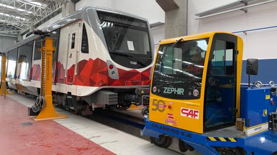 Un trabajador del Metro de Quito en una de sus estaciones el 22 de julio de 2020.