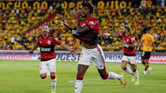 Bruno Henrique, de Flamengo, festeja su gol ante Barcelona en el estadio Banco Pichincha, en Guayaquil, el 29 de septiembre de 2021.